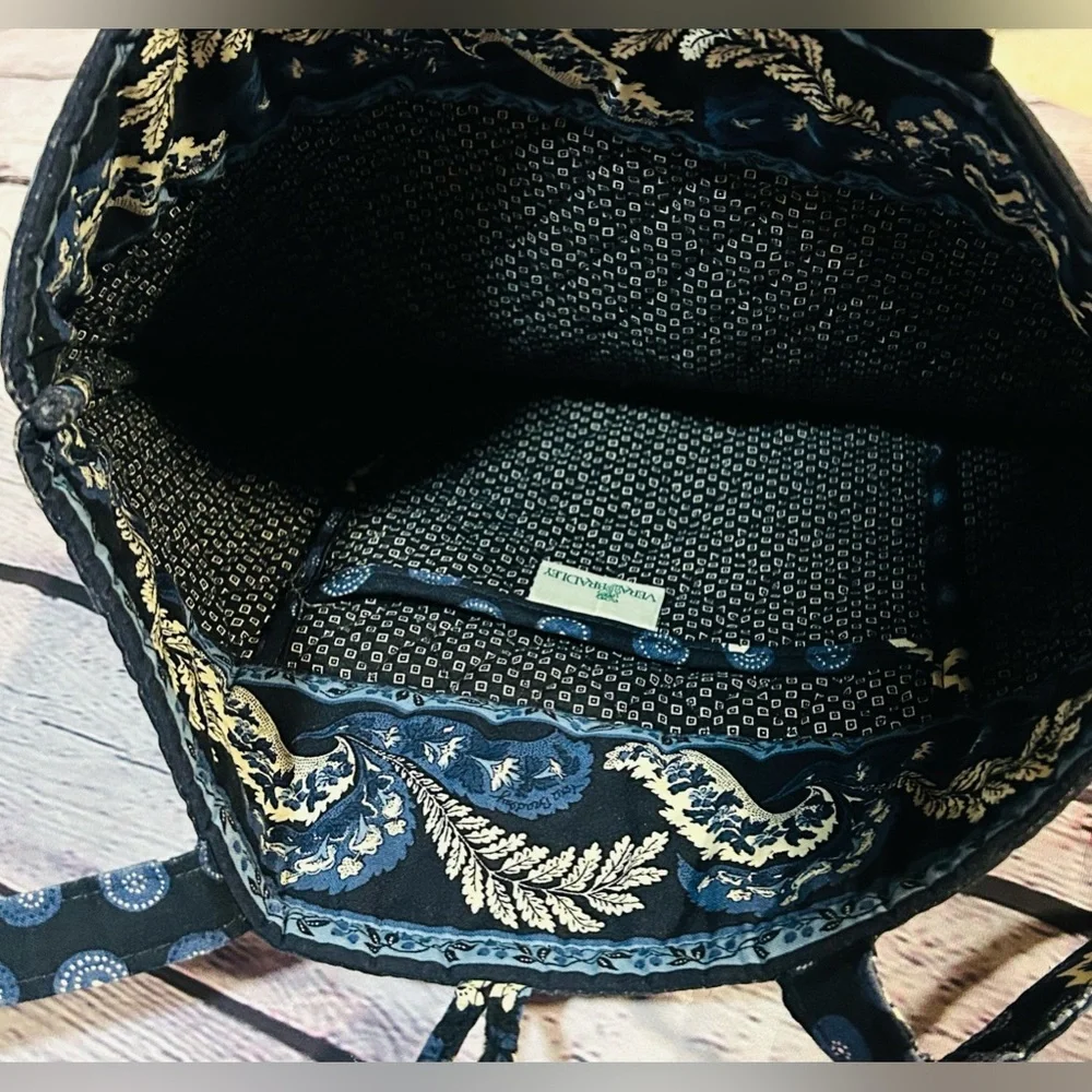 VERA BRADLEY blue Coin Leaf pattern should bag with button closure - Picture 6 of 9